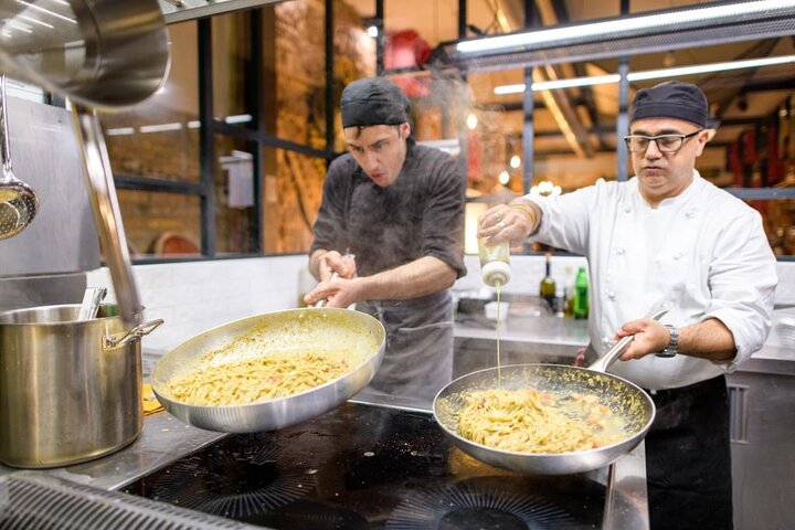 Uma deliciosa variedade de comida e vinho italianos em degustação num tour gourmet guiado em Roma, foto 7 | wizardtrip