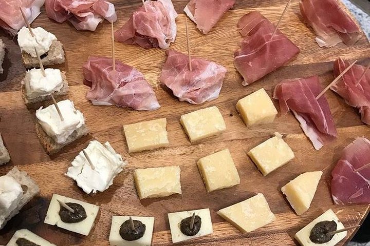 Uma deliciosa variedade de comida e vinho italianos em degustação num tour gourmet guiado em Roma, foto 8 | wizardtrip