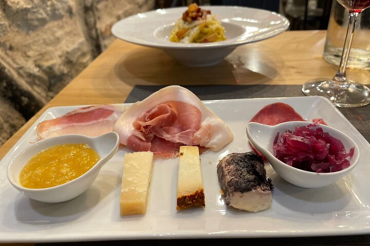 Uma deliciosa variedade de comida e vinho italianos em degustação num tour gourmet guiado em Roma, foto 12 | wizardtrip