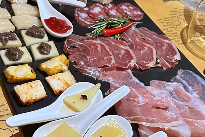 Uma deliciosa variedade de comida e vinho italianos em degustação num tour gourmet guiado em Roma, foto 15 | wizardtrip