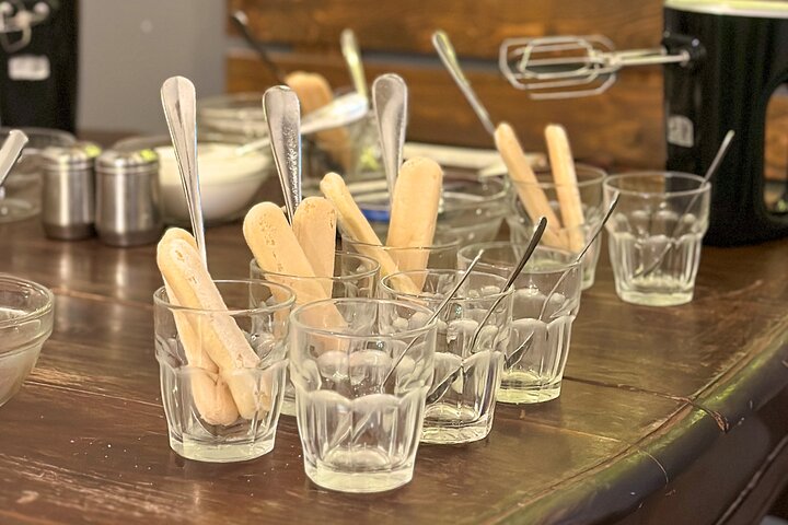 Aula prática de massa e tiramisù num restaurante de Bolonha com vinho, foto 14 | wizardtrip