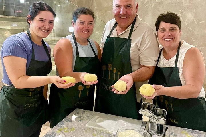 Praktische kookles pasta en tiramisu met wijn in een restaurant in Palermo, foto 24 | wizardtrip