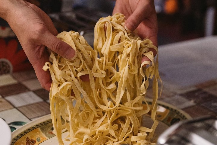 Lernen Sie in Rom, wie man authentische italienische Pasta und Tiramisu mit Wein zubereitet, Foto 8 | wizardtrip