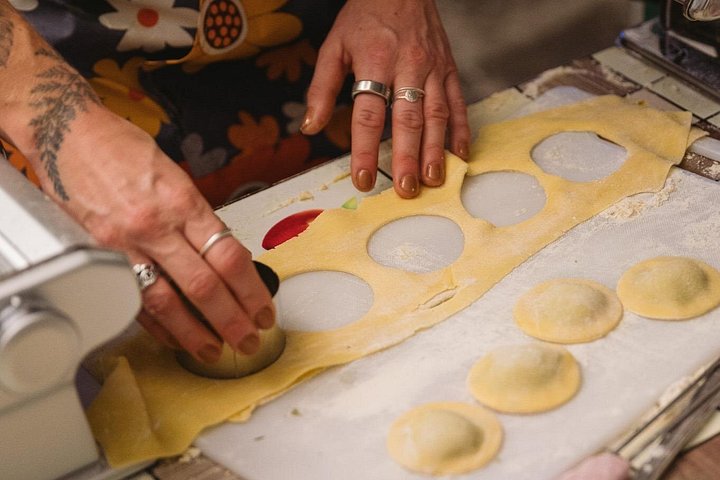 Lernen Sie in Rom, wie man authentische italienische Pasta und Tiramisu mit Wein zubereitet, Foto 14 | wizardtrip