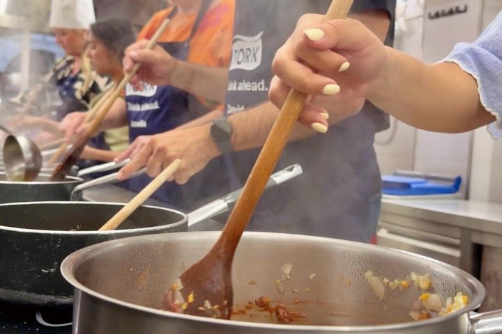 Lernen Sie in Rom, wie man authentische italienische Pasta und Tiramisu mit Wein zubereitet, Foto 19 | wizardtrip