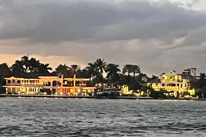 Njut av en kvällskryssning i Fort Lauderdale, se yachter, herrgårdar och stadens silhuett, foto 10 | wizardtrip