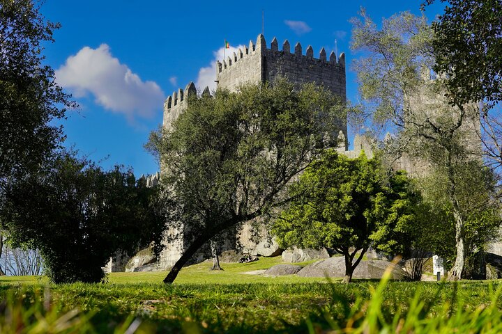 Excursión en grupo reducido explorando las históricas Guimarães y Braga, Portugal, incluyendo castillos y catedrales, foto 8 | wizardtrip