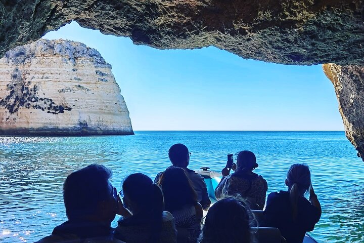 Bådtur, der udforsker Benagil-hulerne og kystlinjen nær Portimão, Portugal, foto 6 | wizardtrip