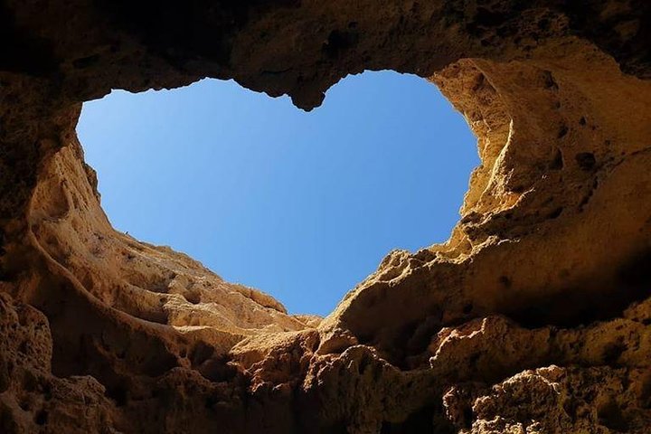 Bådtur, der udforsker Benagil-hulerne og kystlinjen nær Portimão, Portugal, foto 7 | wizardtrip