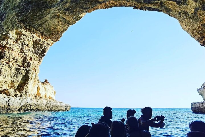 Bådtur, der udforsker Benagil-hulerne og kystlinjen nær Portimão, Portugal, foto 8 | wizardtrip