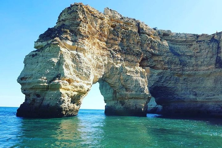 Bådtur, der udforsker Benagil-hulerne og kystlinjen nær Portimão, Portugal, foto 11 | wizardtrip