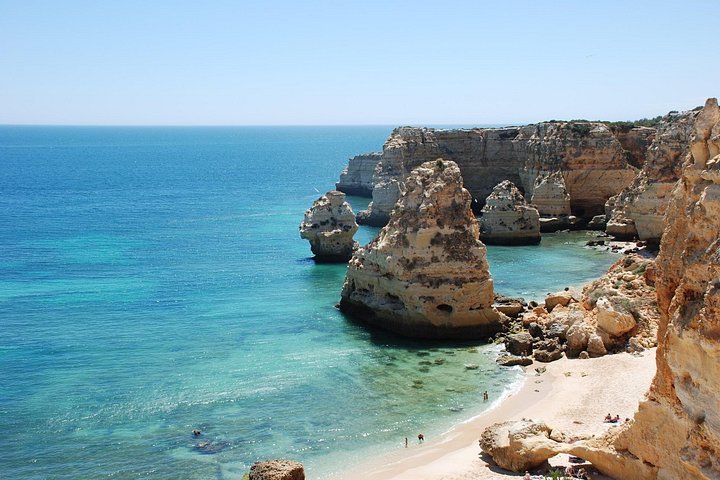 Bådtur, der udforsker Benagil-hulerne og kystlinjen nær Portimão, Portugal, foto 12 | wizardtrip