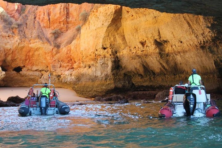 Bådtur, der udforsker Benagil-hulerne og kystlinjen nær Portimão, Portugal, foto 13 | wizardtrip