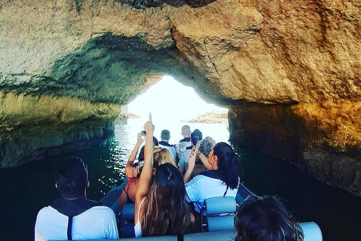 Bådtur, der udforsker Benagil-hulerne og kystlinjen nær Portimão, Portugal, foto 15 | wizardtrip