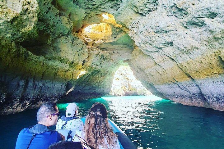 Bådtur, der udforsker Benagil-hulerne og kystlinjen nær Portimão, Portugal, foto 17 | wizardtrip