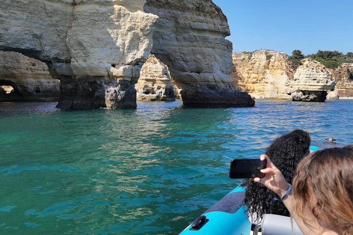 Bådtur, der udforsker Benagil-hulerne og kystlinjen nær Portimão, Portugal, foto 18 | wizardtrip
