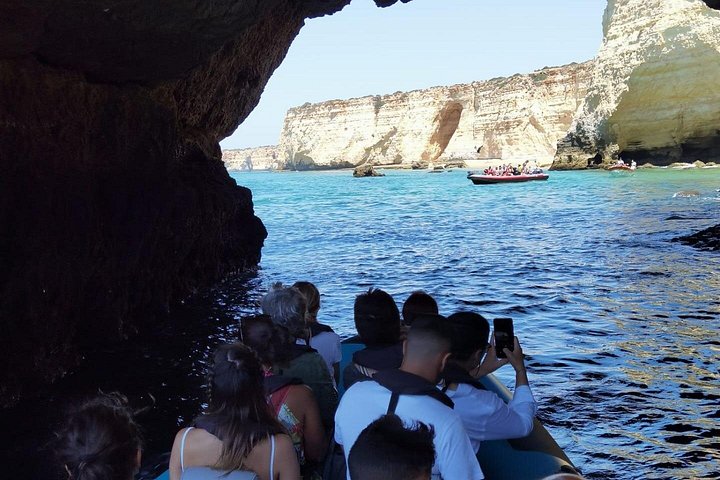 Bådtur, der udforsker Benagil-hulerne og kystlinjen nær Portimão, Portugal, foto 19 | wizardtrip