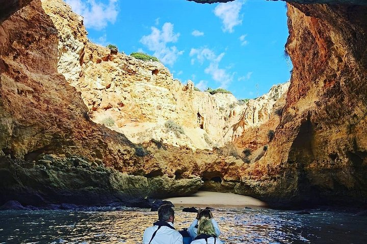 Bådtur, der udforsker Benagil-hulerne og kystlinjen nær Portimão, Portugal, foto 21 | wizardtrip