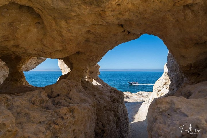 Bådtur, der udforsker Benagil-hulerne og kystlinjen nær Portimão, Portugal, foto 22 | wizardtrip