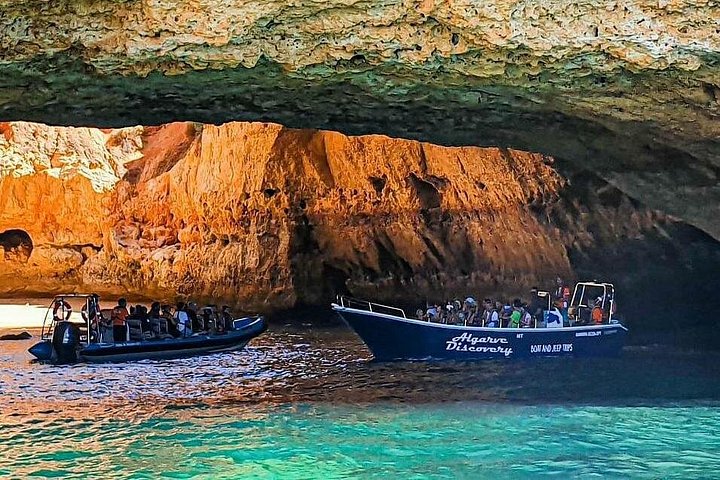 Bådtur, der udforsker Benagil-hulerne og kystlinjen nær Portimão, Portugal, foto 24 | wizardtrip