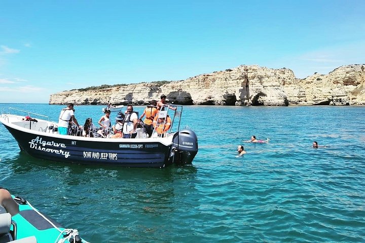 Bådtur, der udforsker Benagil-hulerne og kystlinjen nær Portimão, Portugal, foto 25 | wizardtrip