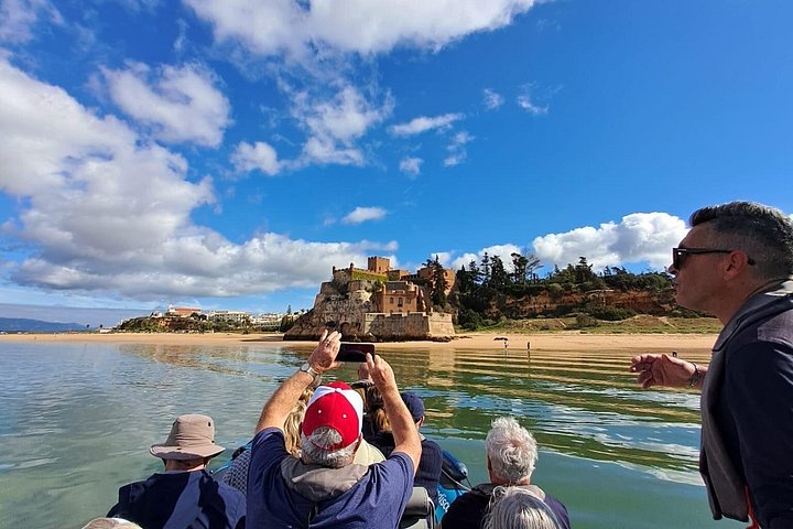 Bådtur, der udforsker Benagil-hulerne og kystlinjen nær Portimão, Portugal, foto 28 | wizardtrip
