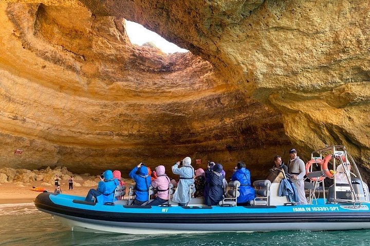 Bådtur, der udforsker Benagil-hulerne og kystlinjen nær Portimão, Portugal, foto 29 | wizardtrip