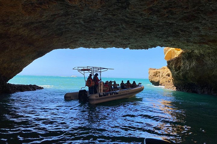 Bådtur, der udforsker Benagil-hulerne og kystlinjen nær Portimão, Portugal, foto 30 | wizardtrip