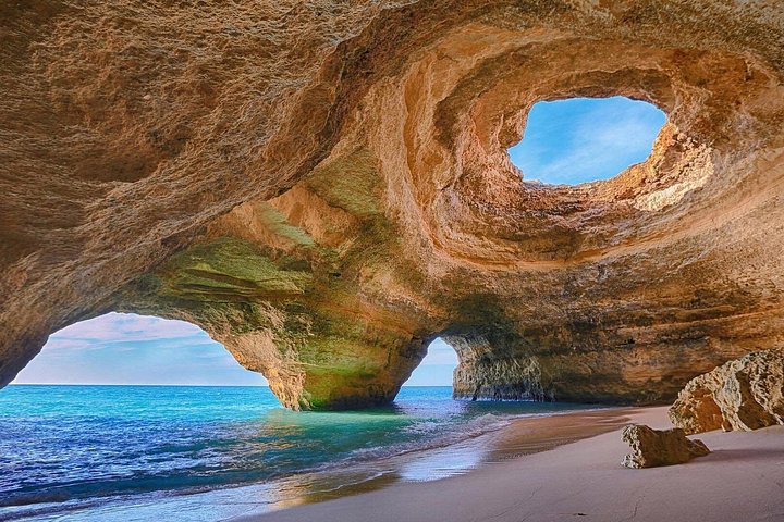 Bådtur, der udforsker Benagil-hulerne og kystlinjen nær Portimão, Portugal, foto 33 | wizardtrip