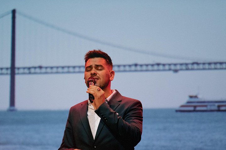 リスボンでのライブ・ファド・パフォーマンス。親密な雰囲気の中で歌手とミュージシャンが登場します、写真13 | wizardtrip