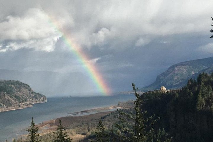 Scenic views of waterfalls and the Columbia River Gorge on a guided tour from Portland, photo 6 | wizardtrip