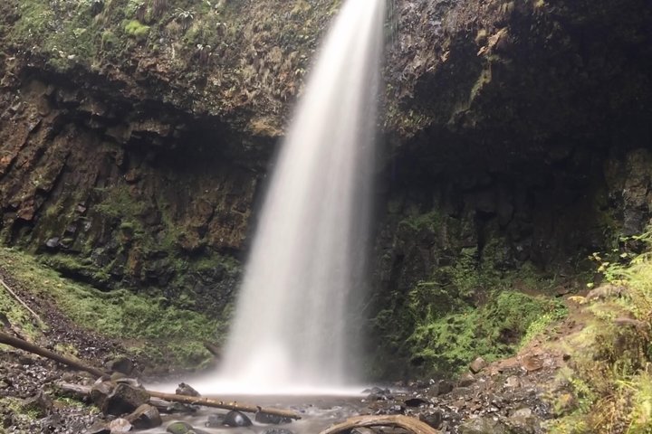 Scenic views of waterfalls and the Columbia River Gorge on a guided tour from Portland, photo 8 | wizardtrip