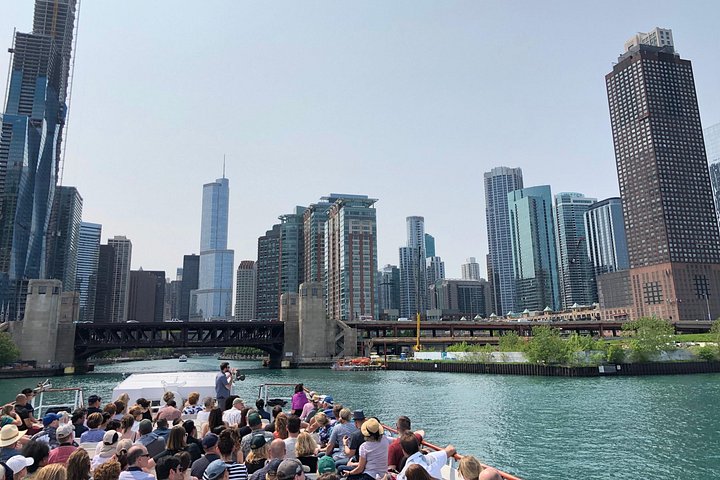 Chicago River 90-Minute Architecture Boat Tour | wizardtrip
