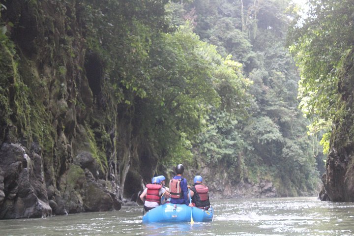 Aventura emocionante de rafting nas corredeiras do Rio Pacuare, Costa Rica, em meio a paisagens exuberantes da floresta tropical, foto 6 | wizardtrip