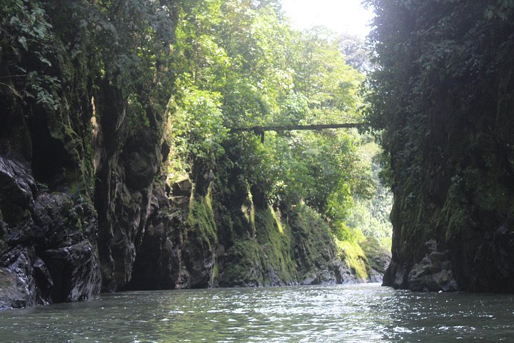 Aventura emocionante de rafting nas corredeiras do Rio Pacuare, Costa Rica, em meio a paisagens exuberantes da floresta tropical, foto 7 | wizardtrip