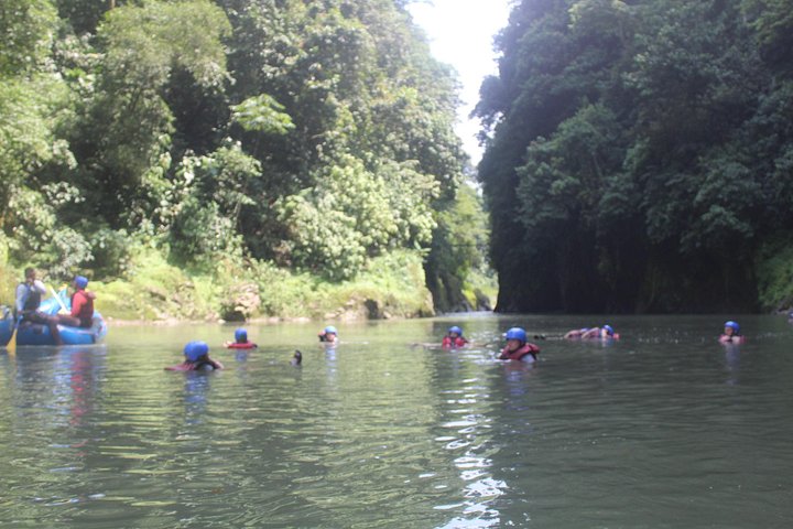 Aventura emocionante de rafting nas corredeiras do Rio Pacuare, Costa Rica, em meio a paisagens exuberantes da floresta tropical, foto 8 | wizardtrip