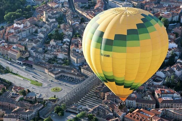 Heteluchtballonvaart boven Segovia met optionele transfers vanuit Madrid | wizardtrip