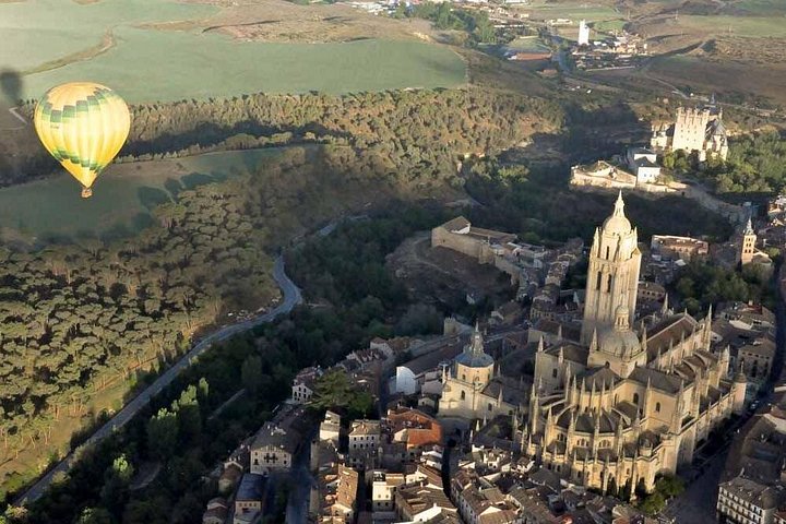 Heißluftballonfahrt über Segovia, Spanien, mit Panoramablick auf historische Wahrzeichen, Foto 6 | wizardtrip