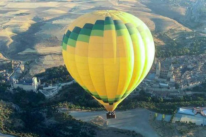 Heißluftballonfahrt über Segovia, Spanien, mit Panoramablick auf historische Wahrzeichen, Foto 7 | wizardtrip