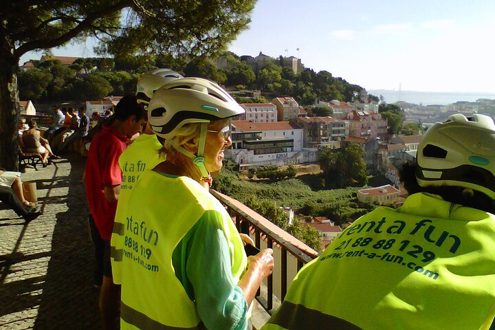 Passeio de bicicleta elétrica pelas colinas históricas e miradouros de Lisboa, foto 7 | wizardtrip