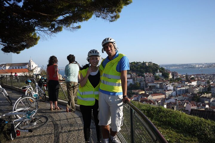 Passeio de bicicleta elétrica pelas colinas históricas e miradouros de Lisboa, foto 11 | wizardtrip