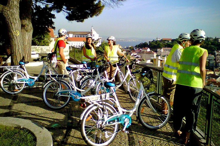Passeio de bicicleta elétrica pelas colinas históricas e miradouros de Lisboa, foto 16 | wizardtrip