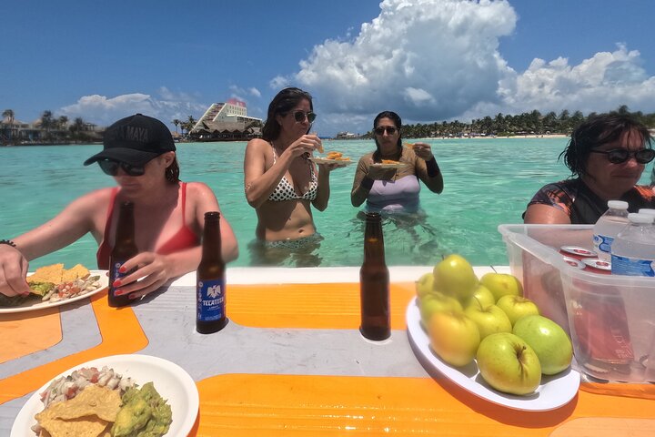 Nada con gentiles tiburones ballena en las aguas claras de Cancún, México, foto 8 | wizardtrip