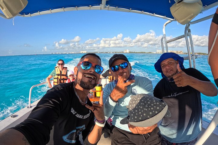 Nada con gentiles tiburones ballena en las aguas claras de Cancún, México, foto 13 | wizardtrip