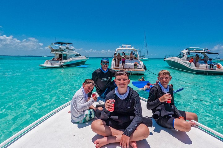Nada con gentiles tiburones ballena en las aguas claras de Cancún, México, foto 14 | wizardtrip