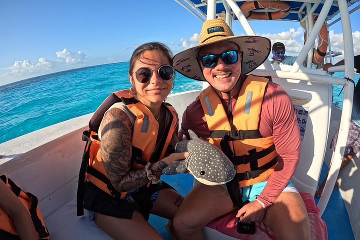 Nada con gentiles tiburones ballena en las aguas claras de Cancún, México, foto 15 | wizardtrip