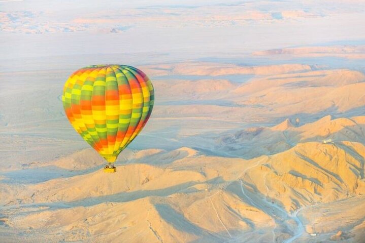 Heteluchtballon zweeft boven oude Egyptische tempels en de Nijl bij zonsopgang in Luxor, foto 6 | wizardtrip