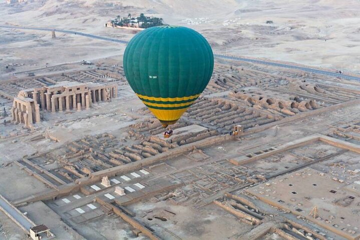 Heteluchtballon zweeft boven oude Egyptische tempels en de Nijl bij zonsopgang in Luxor, foto 7 | wizardtrip