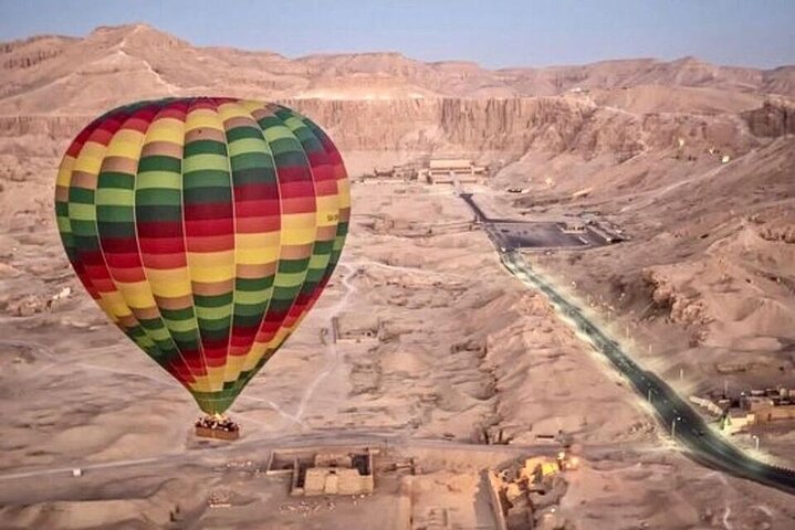 Heteluchtballon zweeft boven oude Egyptische tempels en de Nijl bij zonsopgang in Luxor, foto 8 | wizardtrip
