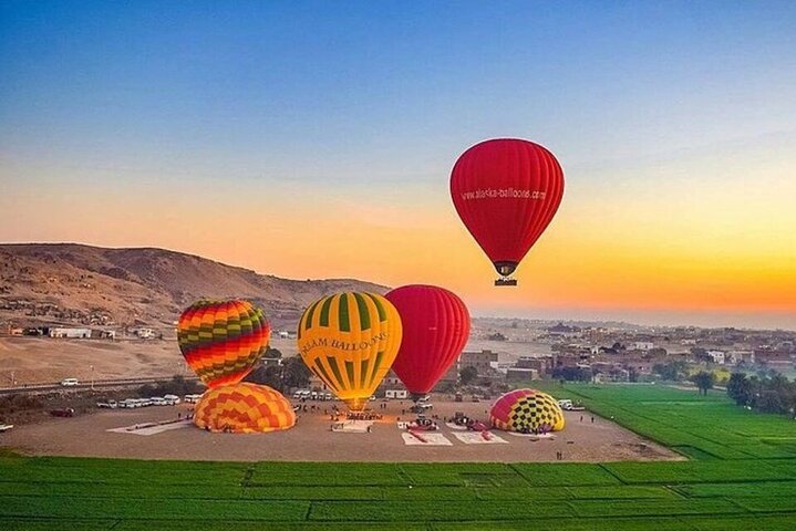 Heteluchtballon zweeft boven oude Egyptische tempels en de Nijl bij zonsopgang in Luxor, foto 9 | wizardtrip